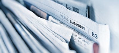 记者在赛场边进行实时报道工作