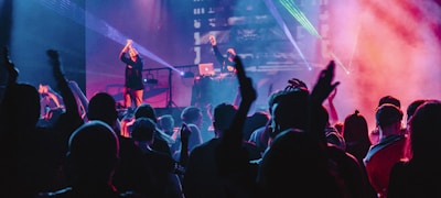 众多球迷在体育场欢呼庆祝的壮观场面