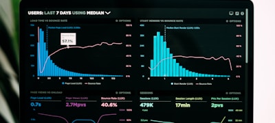 数据分析师在屏幕前研究数据