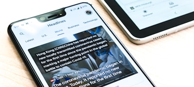 新闻编辑室工作场景与最新消息屏幕